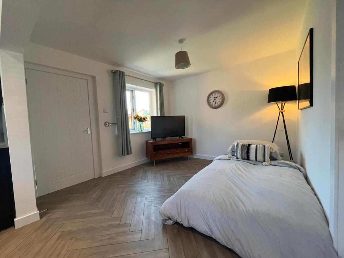 Contemporary 1 Bedroom Apartment Normanton  Exterior photo